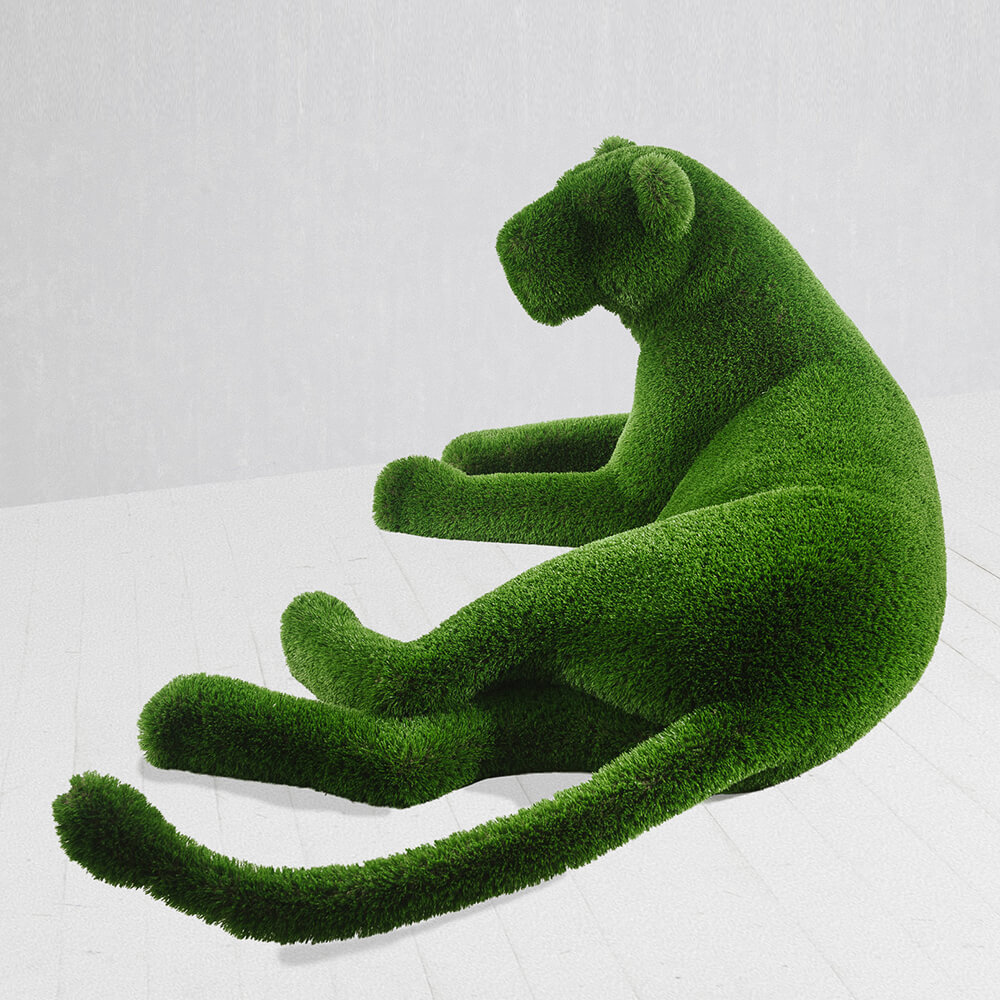 gartenfigur-loewin-liegend-formschnitt-aus-gfk-kunstrasen-sarabi_5