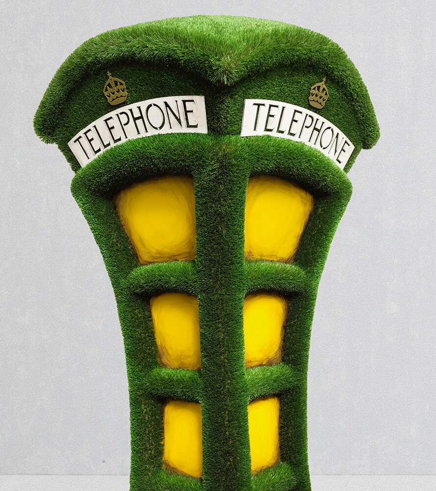 grosse-telefonzelle-als-gartenplastik-formschnitt-kunststoff-umbraculum_2