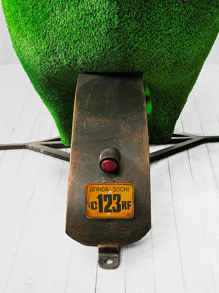 riesige-biker-giraffe-topiary-metall-gfk-kunstrasen-butch_4