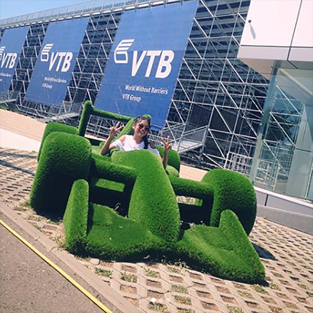 riesige-gartenplastik-rennauto-topiary-gfk-kunstrasen-buzz_3