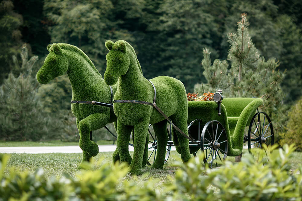 riesige-pferdekutsche-topiary-metall-gfk-kunstrasen-raeda_3