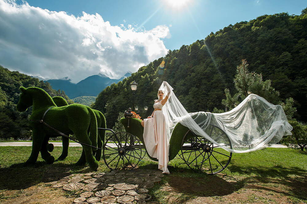 riesige-pferdekutsche-topiary-metall-gfk-kunstrasen-raeda_4