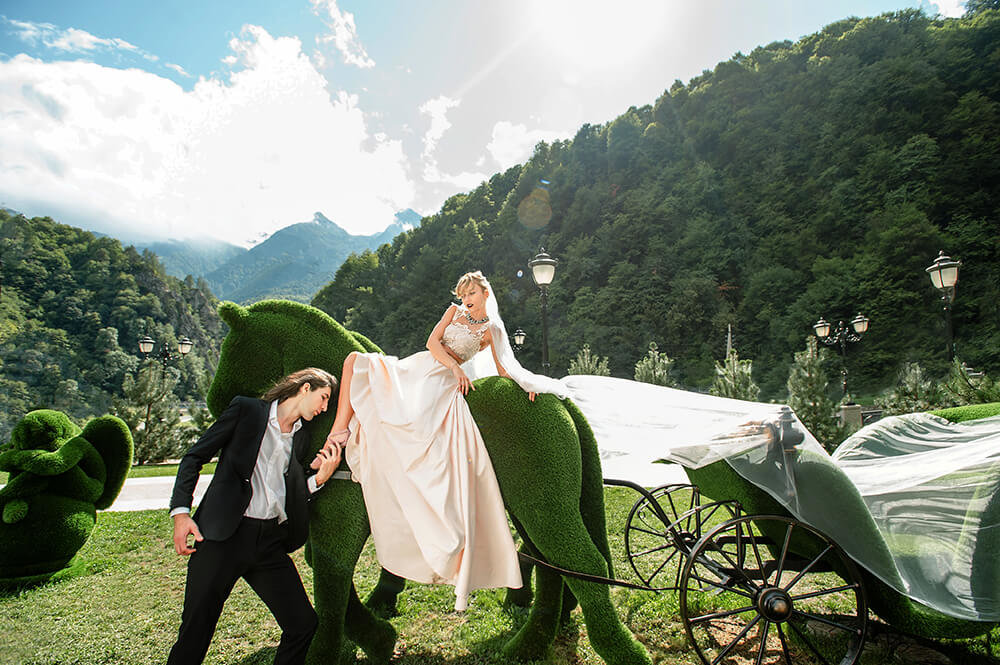 riesige-pferdekutsche-topiary-metall-gfk-kunstrasen-raeda_5