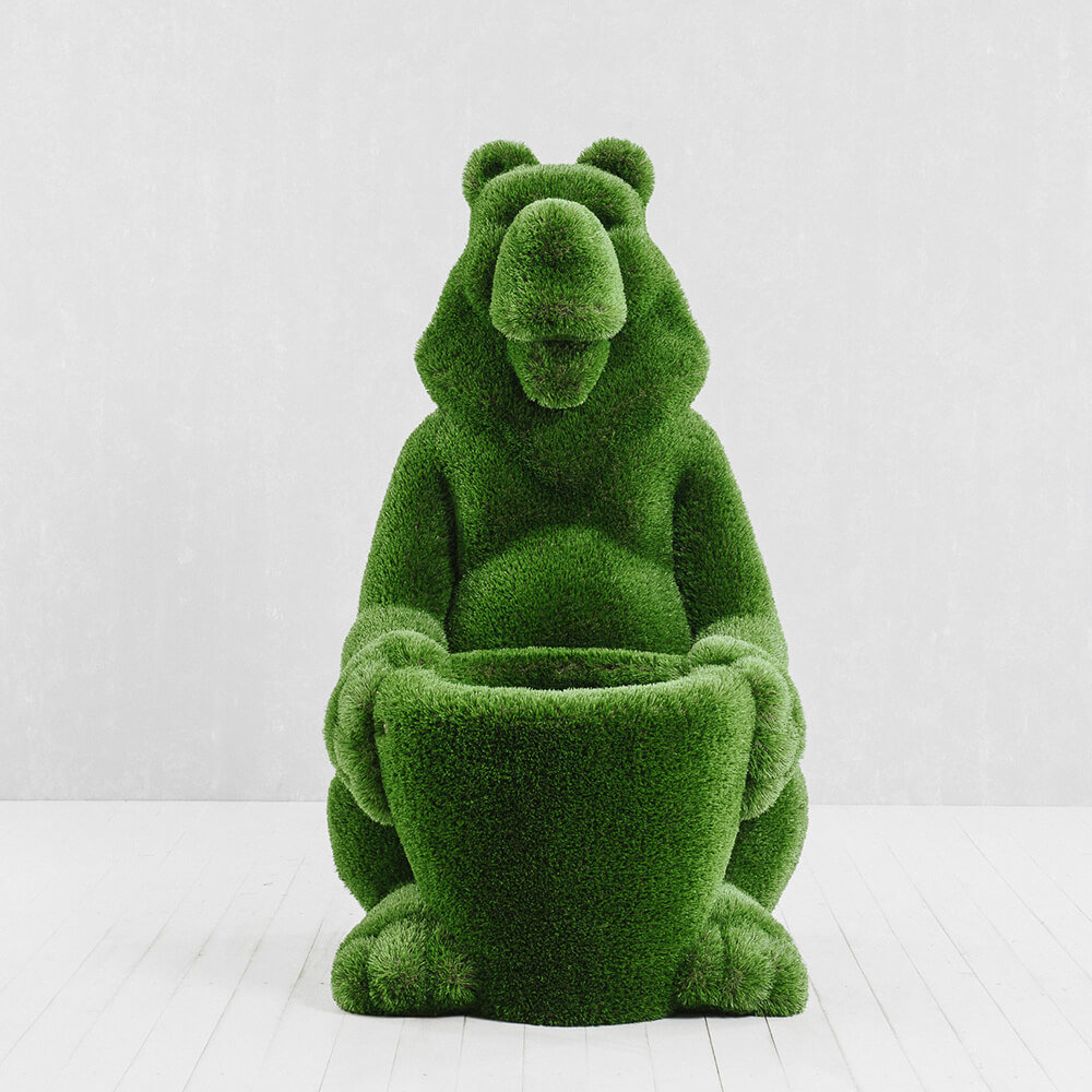 skulptur-baer-mit-korb-glasfaserkunststoff-kunstrasen-gruen-boog_2