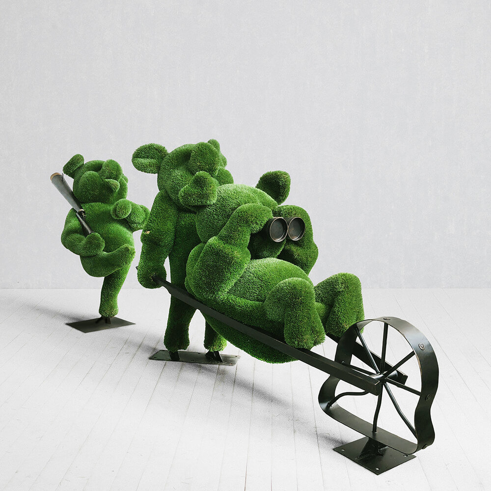 topiary-gartenfigur-schweinchen-aus-metall-gfk-kunstrasen-3-kleine-schweinchen_4